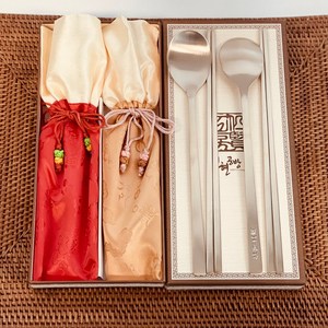 로켓배송 (VVIP 명절선물세트)30년전통 인현공방 방짜유기수저2벌세트 (전통한지케이스+고급선물포장) /인현공방 고급한자각인 유기수저 선물세트로 소중한분께 건강수저를 선물하세요, 골드, 1세트, 수저2P저분4P