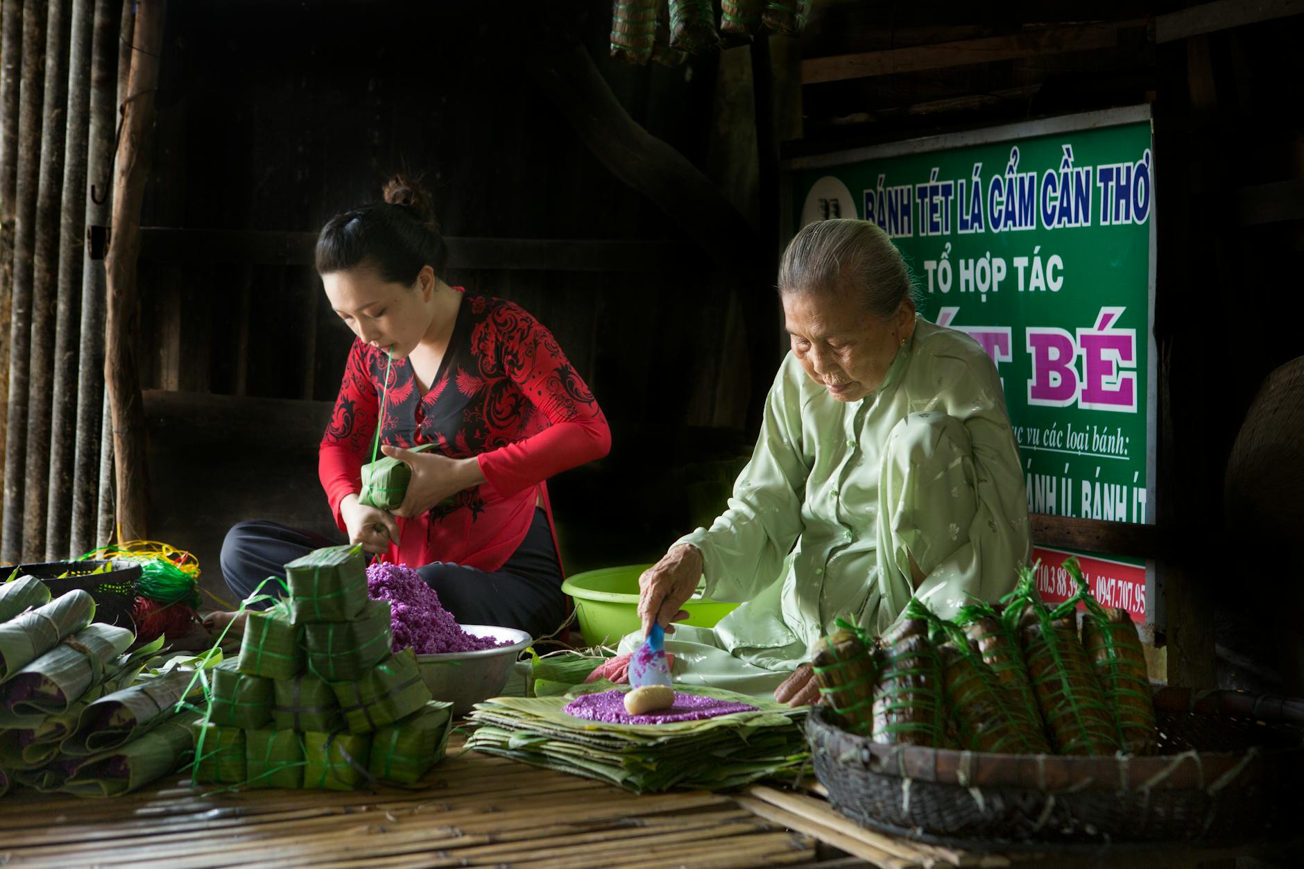 women preparing food together